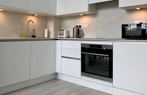 Botwell Condo | 15 Minutes to Heathrow. 30 Minutes to Central London