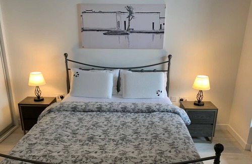 Botwell Condo | 15 Minutes to Heathrow. 30 Minutes to Central London