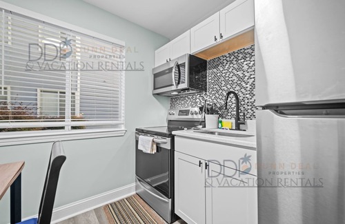 Biloxi Condo | 15 Oak Shores STUDIO Just a short walk to the beach.