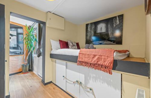 Chaucer Apartment | 15 Percent Off- Stylish London Bridge Home w Netflix & Parking-GeniusDeal-MobileDeals for Contractors-Families-LongStays!