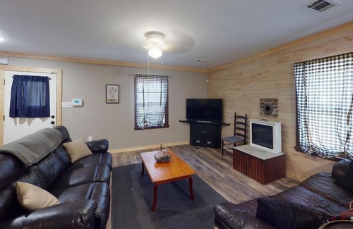 Tamassee House | 150 Little River Retreat