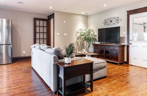 Perth South House | 1500 sf: 2 level, cozy, modern guest suite. private entry. close to amenities
