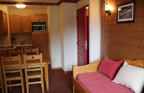 Val Cenis Apartment | 150m from ski slopes, 2nd floor, view swimming pool, fitness, swimming pool, balcony, tv, ski locker