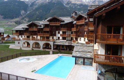 Val Cenis Apartment | 150m from ski slopes, 2nd floor, view swimming pool, fitness, swimming pool, balcony, tv, ski locker