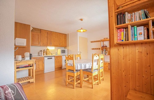 Aussois Apartment | 150m from ski slopes, floor -1, balcony, tv, ski locker, 40m², Aussois
