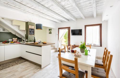 Favaro Veneto Apartment | 153 Tulips Home