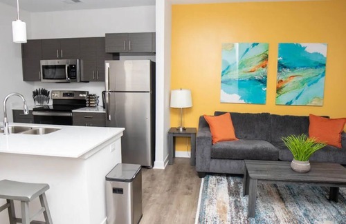 Indianapolis Apartment | 15min→Downtown|Balcony|Full Kitchen|1000Mbps
