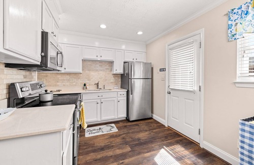 Gainesville Condo | 16+ day, Quiet 2/1.5 condo 5 min from NE Georgia Med Center & Gainesville Square