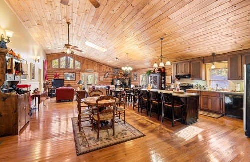 Reliance Cabin | 16 Person sewing/craft retreat near Hiwassee River