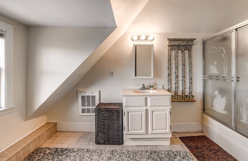 Newton Corner House | 16 Room House on Boston City Line. Sleeps 18. Free parking