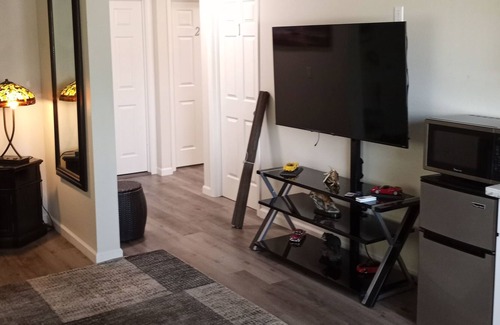 Tower District Apartment | 16 unit Apartment complex The apartment number 948 and you rent in only room