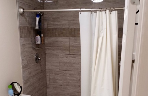 Tower District Apartment | 16 unit Apartment complex The apartment number 948 and you rent in only room