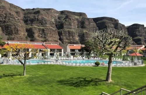 Quincy Condo | #162 Condo near large pool & shuttle to Gorge Amp-book separately