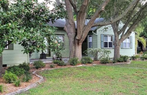 St. Petersburg - Clearwater Apartment | 1620 - 5-Room Apt. with Pool & Gardens , Near Downtown