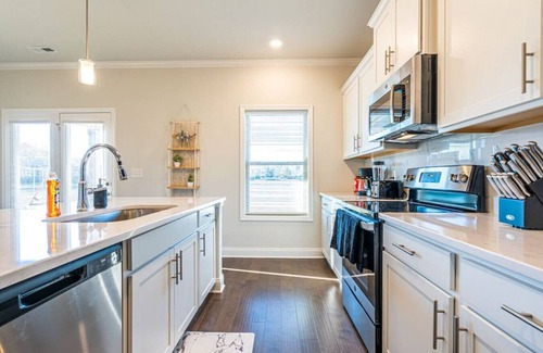 Huntsville House | 16308 Trestle LTR Cal · ☀Lakefront Retreat☀ 3000+ Sq Feet/6 Bed Home!