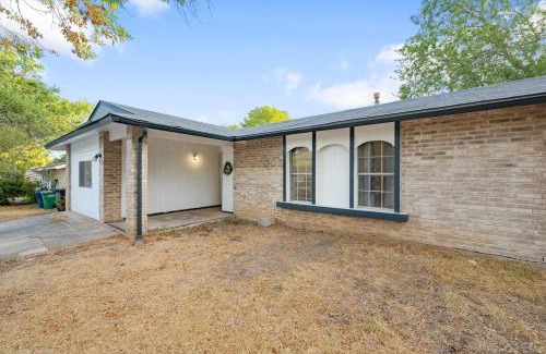 Hill Country House | 16414 RiverWalk Alamo SeaWorld Airbase 13 Person