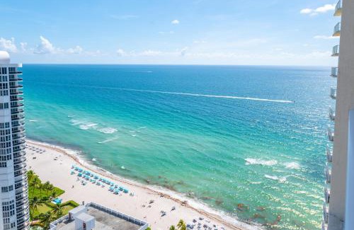 Sunny Isles Beach Apartment | 16699 Collins Ave Unit 2906 in La Perla