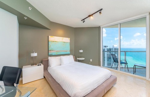 Sunny Isles Beach Apartment | 16699 Collins Ave Unit 2906 in La Perla