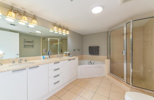 Sunny Isles Beach Apartment | 16699 Collins Ave Unit 2906 in La Perla