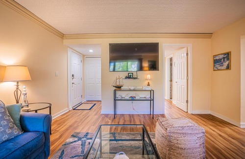 South Beach House | 1686 Bluff Villas Renovated Sleeps 8 Walk to Salty Dog Sea Pines