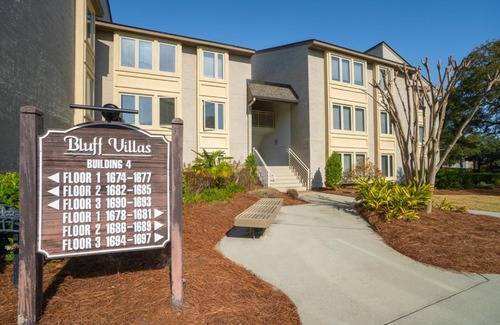 South Beach House | 1686 Bluff Villas Renovated Sleeps 8 Walk to Salty Dog Sea Pines