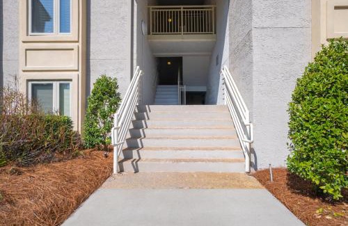 South Beach House | 1686 Bluff Villas Renovated Sleeps 8 Walk to Salty Dog Sea Pines