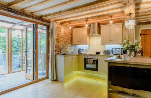 Diss House | 16th Century Cartlodge with private hot tub