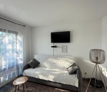 Wiesbaden Apartment | 17-Stillvolles 2-Zimmer Apartment mit Boxspringbett,WLAN,großem Balkon mit Gartenblick
