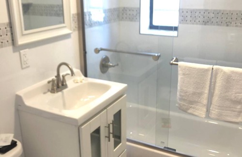 Industry Apartment | 1703 3G · Sunny, Modern 2bed Apt/20 min to NYC-Parking Avail