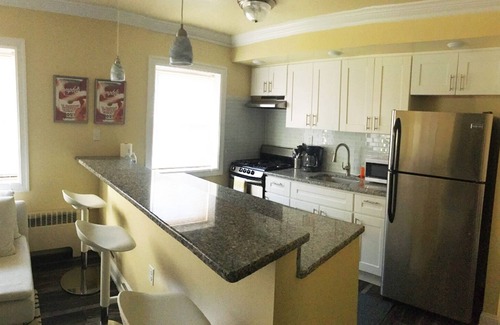 Industry Apartment | 1715 4F · Contemporary Modern Apt/Parking Avail-20Min to NYC