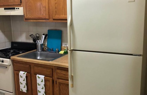 North Bergen Apartment | 1721 4I Cool Pop Art 2bed Apt-20min NYC Parking Avail