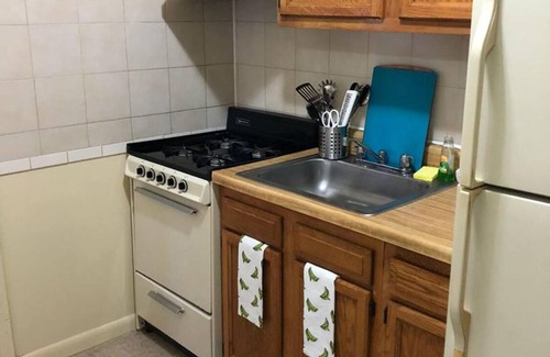 North Bergen Apartment | 1721 4I Cool Pop Art 2bed Apt-20min NYC Parking Avail