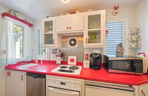 Seaside Cottage | 174 Feet to Beach Access in Seaside, FL Proper! Balcony + 2 Adult Bikes!