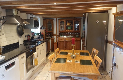 Medmenham Cottage | 17th Century 2-Bed, Sleeps 4, Free Parking