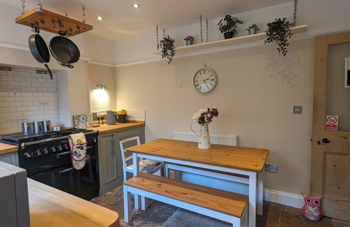 Chipping Norton Cottage | 17th Century Borough Cottage -heart of Chipping Norton. Family and pet friendly!