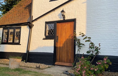 Luton Cottage | 17th century cottage nr Harry Potter Studios, train into C. London, airport.