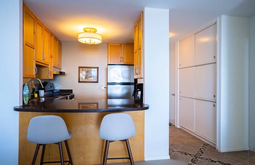 Waikiki Condo | 17th floor cozy 1BDR facing Ala Wai Yacht Harbor with full kitchen, a balcony