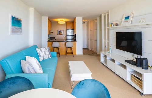 Waikiki Condo | 17th floor cozy 1BDR facing Ala Wai Yacht Harbor with full kitchen, a balcony