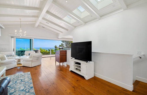 Western Malibu House | 180-degree ocean views & private beach access - walk to Encinal Bluff Beach