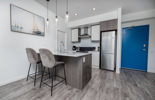 South Pandosy Apartment | ⭐️ 180°⛰️ Mt. View Penthouse 🌟 Huge Balcony 3 🛏 2 🛁 2 Parkings