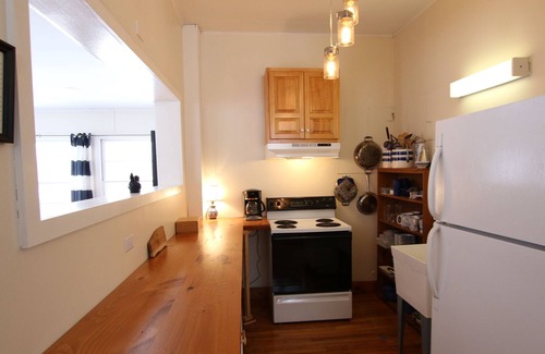 Pittsford House | 1806 Carriage House with antiques, fireplace, luxury sheets and down comforters.