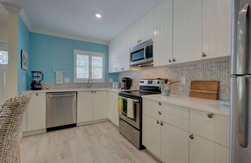 Siesta Key Village Condo | $185 Free Activities Daily, LuLu's Leatherback Near Beach/Village, Heated Pool, Beach Gear Included