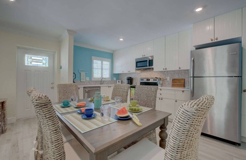 Siesta Key Village Condo | $185 Free Activities Daily, LuLu's Leatherback Near Beach/Village, Heated Pool, Beach Gear Included