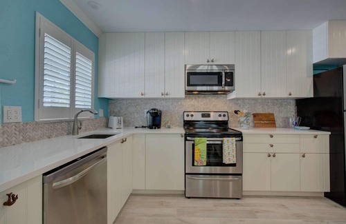 Siesta Key Village Condo | $185 Free Activities Daily, LuLu's Leatherback Near Beach/Village, Heated Pool, Beach Gear Included