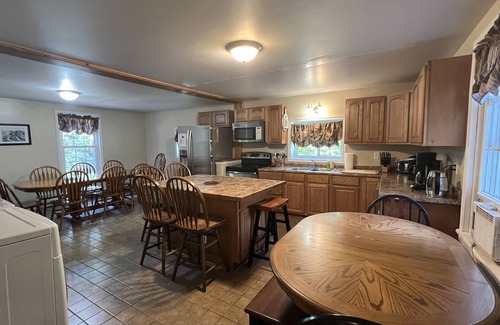 Milford House | 1860 Spencer House - 6 bedroom/6 bath home, 10 minutes to Dreams Park