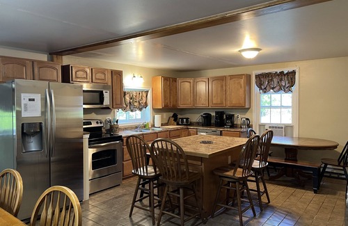 Milford House | 1860 Spencer House - 6 bedroom/6 bath home, 10 minutes to Dreams Park