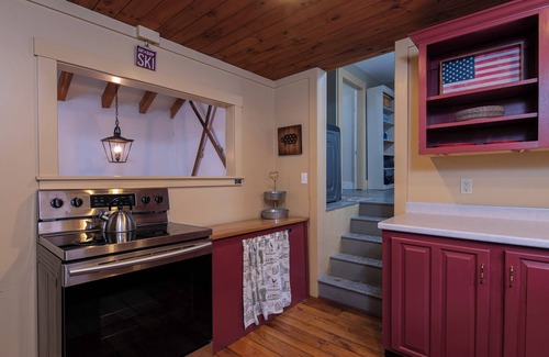 Chester Depot House | 1868 CARRIAGE HOUSE-QUAINT + COZY-LESS THAN 20 MIN TO OKEMO!