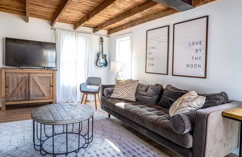 New Paltz House | 1890 Modern-Industrial Farmhouse *Mountain Views *1 minute walk to Rail Trail