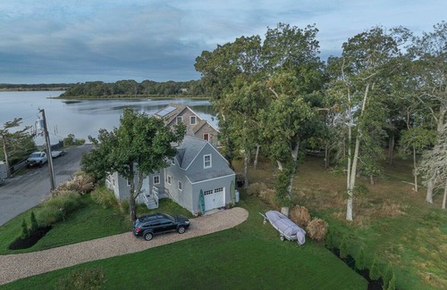Southampton House | 1898 Renovated Cottage 100' from Bullhead Bay