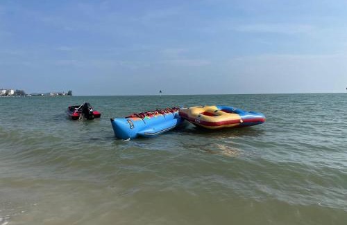 Si Rusa Apartment | 18pax GFloor 4R4B Dual-Key DOORSTEP PRIVATE BEACH, WATERSPORT, Pool, BBQ Set, Wifi, 50"TV